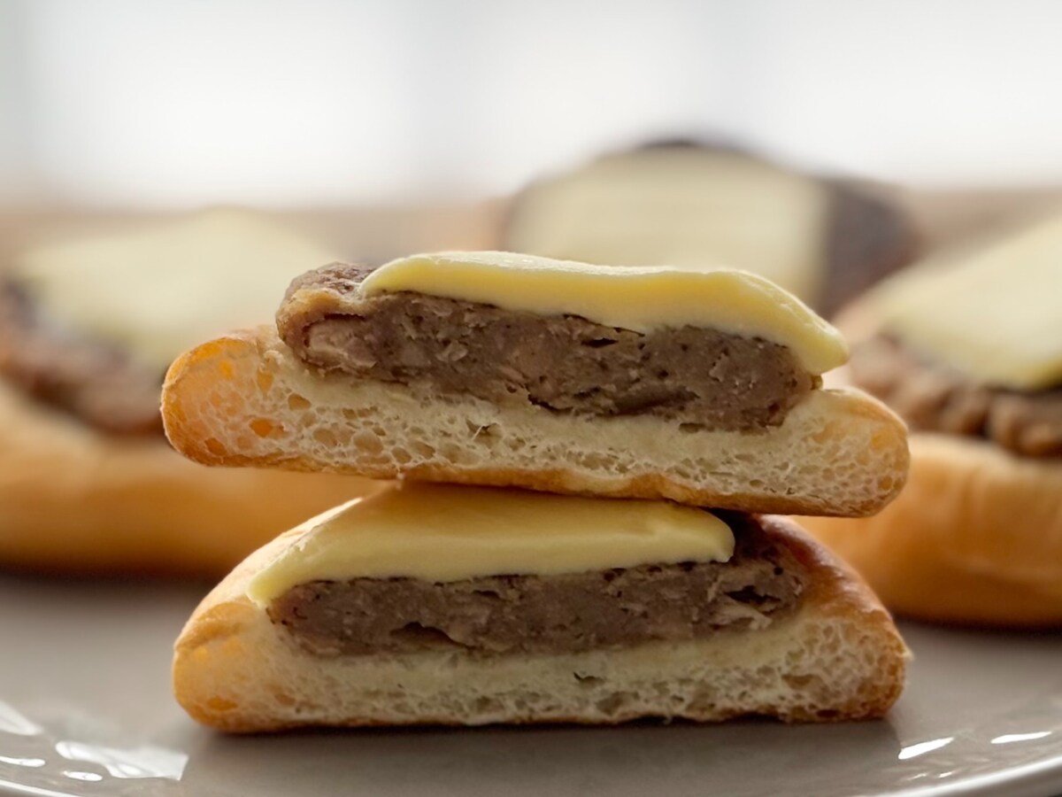 子ども心くすぐられるやつ〜！【セブン】小さいのに豪快な新作パンが登場