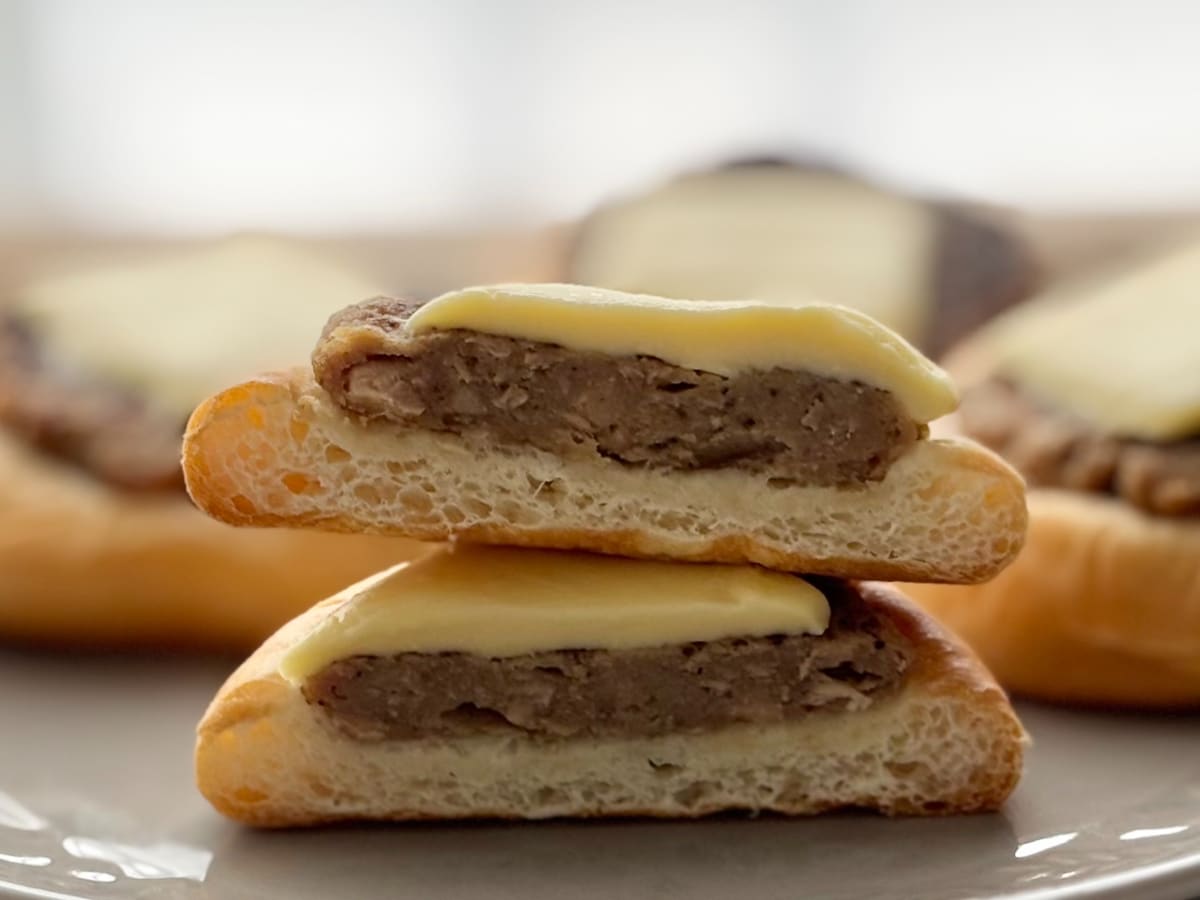 子ども心くすぐられるやつ〜！【セブン】小さいのに豪快な新作パンが登場