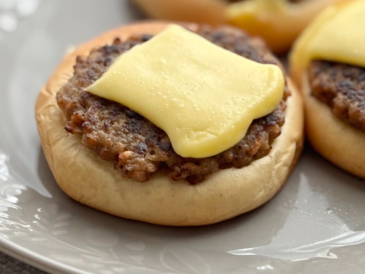 子ども心くすぐられるやつ〜！【セブン】小さいのに豪快な新作パンが登場