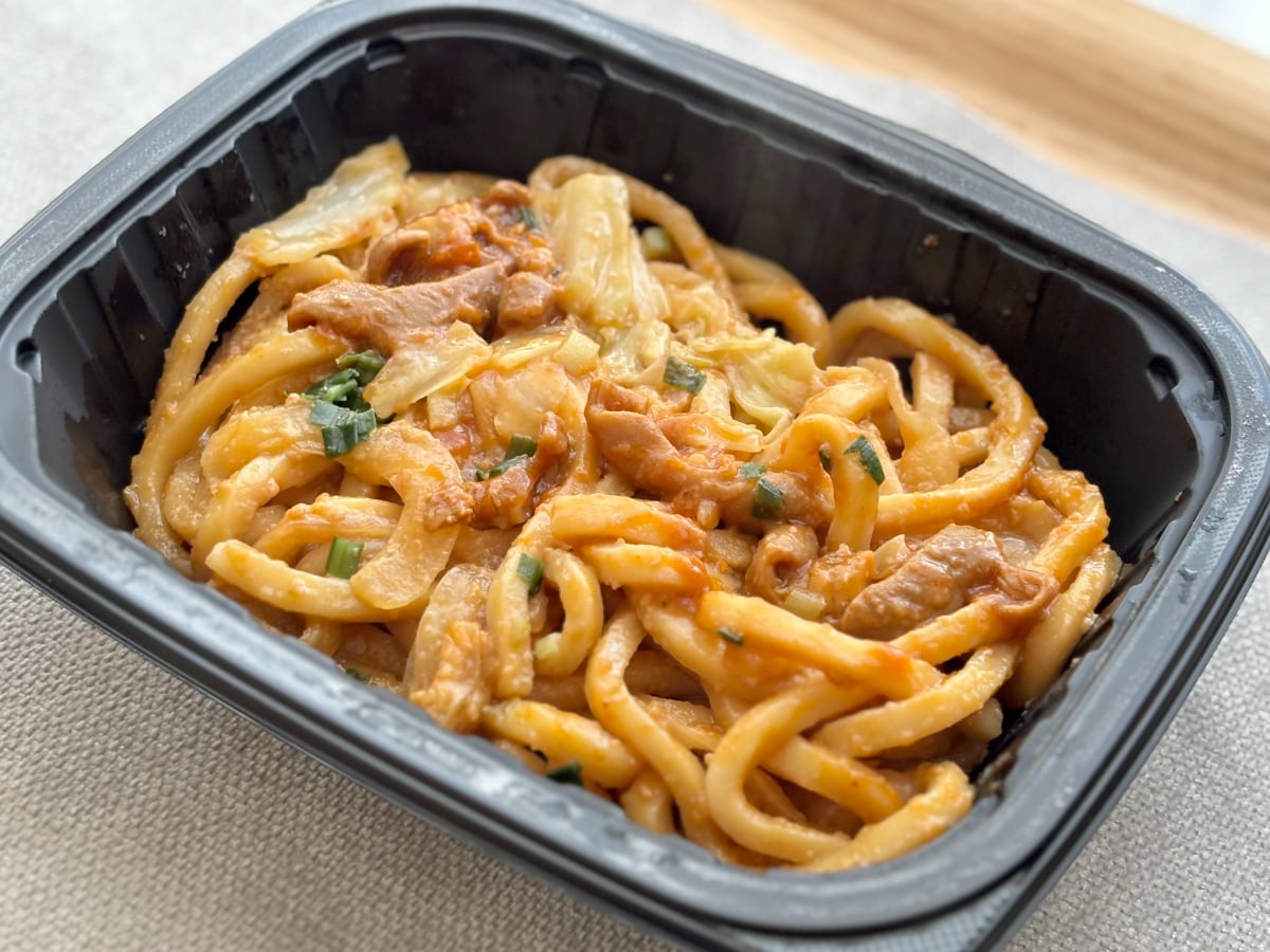 濃厚な味噌味がウマすぎ!【ファミマ】あの商品を使った冷凍麺が登場