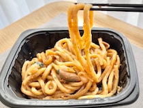 濃厚な味噌味がウマすぎ！【ファミマ】あの商品を使った冷凍麺が登場