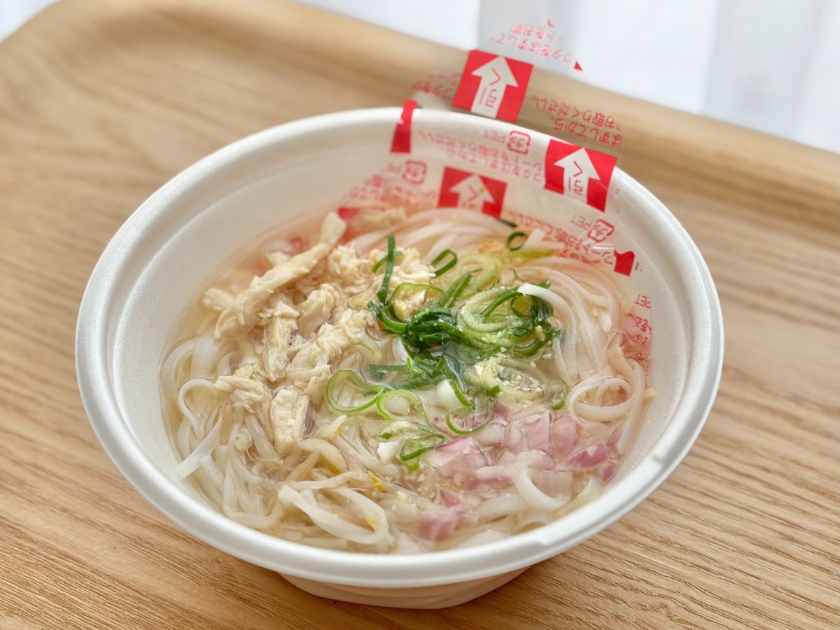 優しいスープにホッとする……【ファミマ】に人気のアジア麺が登場