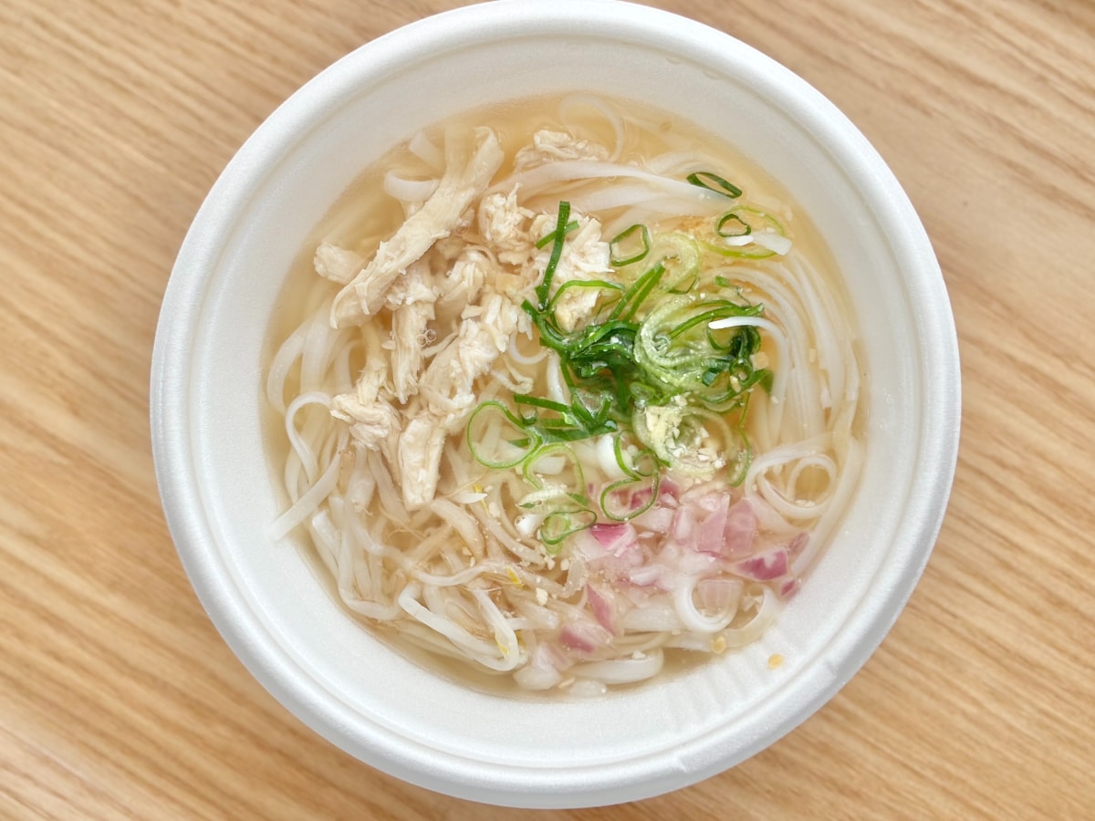 優しいスープにホッとする……【ファミマ】に人気のアジア麺が登場