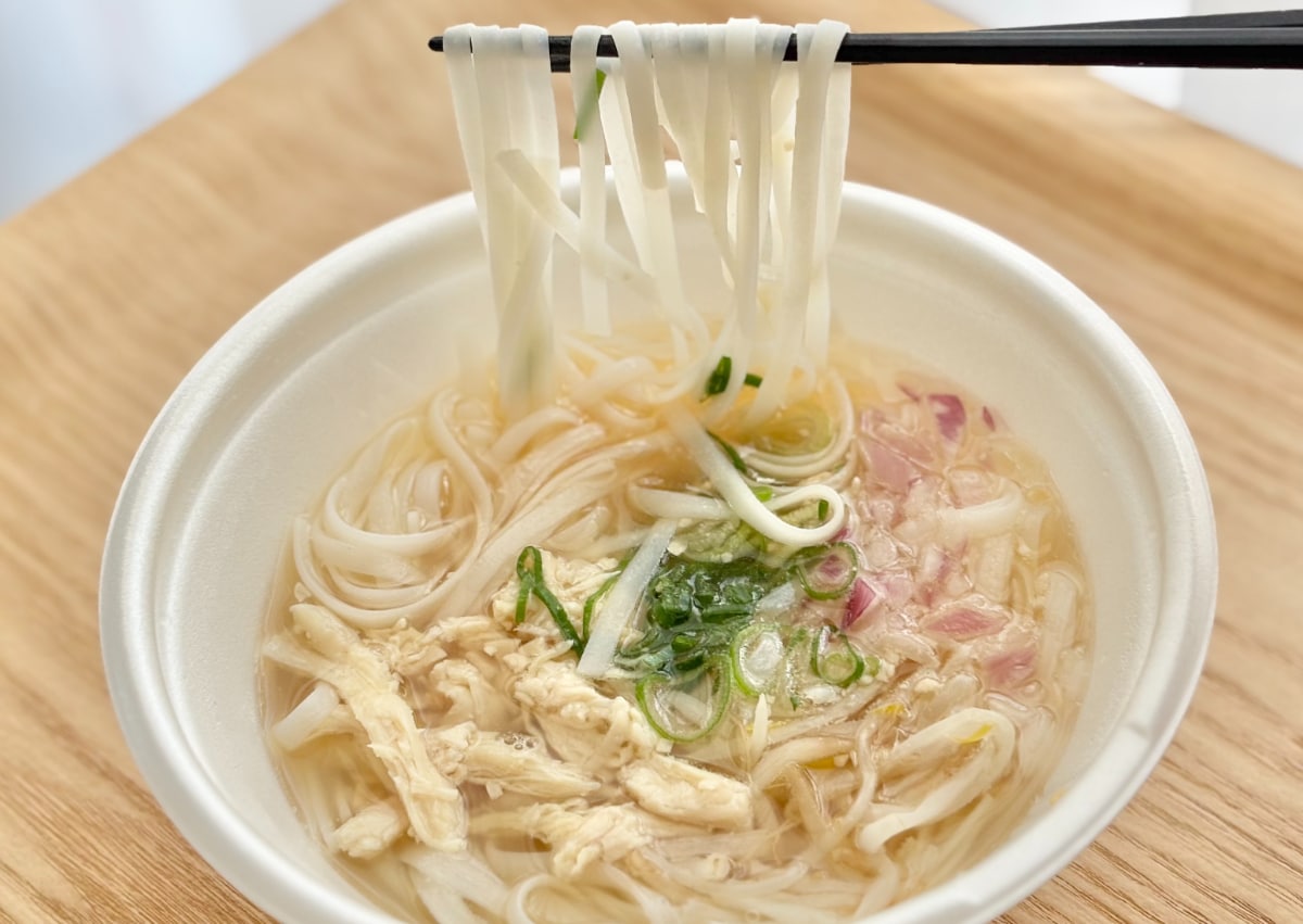 優しいスープにホッとする……【ファミマ】に人気のアジア麺が登場