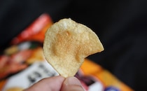 「美味すぎる」vs.「微妙だった」賛否両論の新作『堅あげポテト』を食べてみた