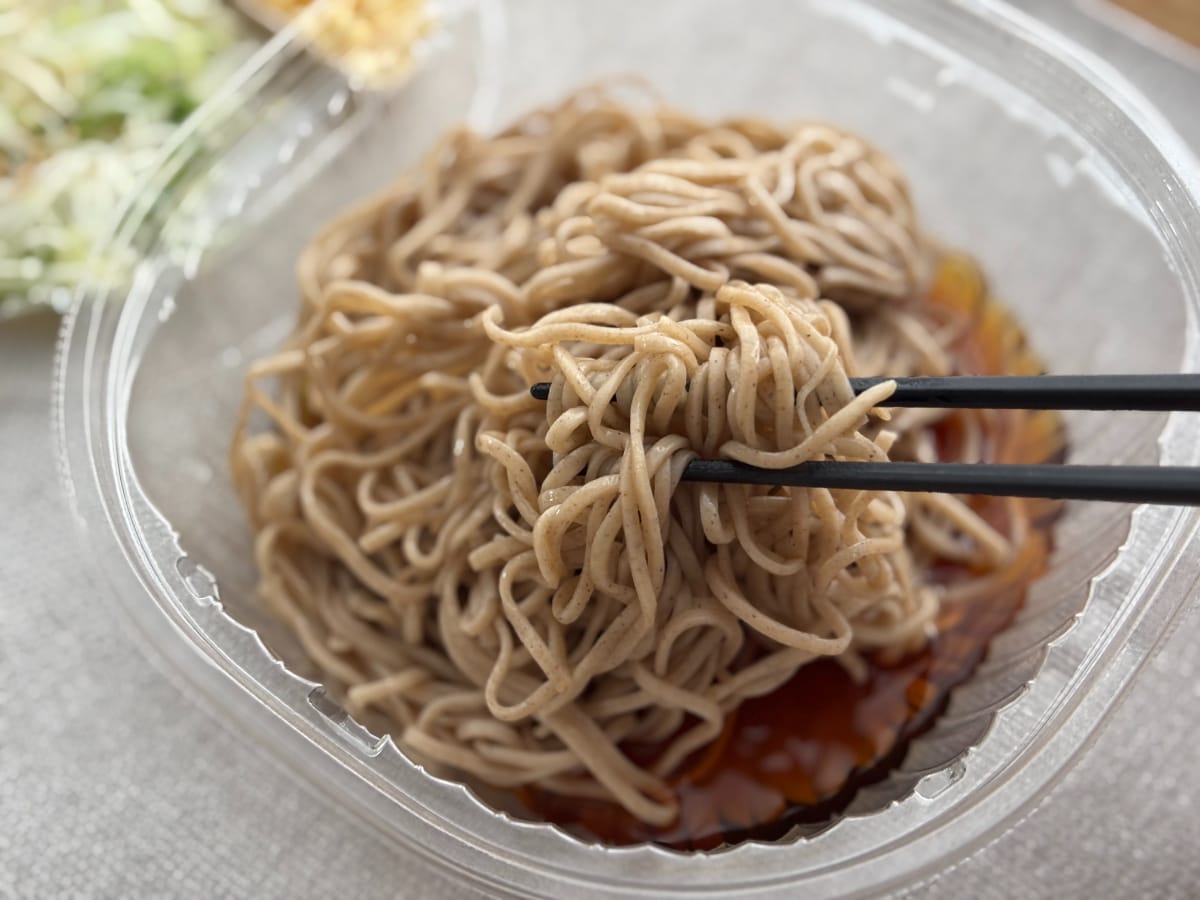 これぞ、日本の夏！？【ファミマ】の冷たいそばが薬味たっぷりでいい感じ