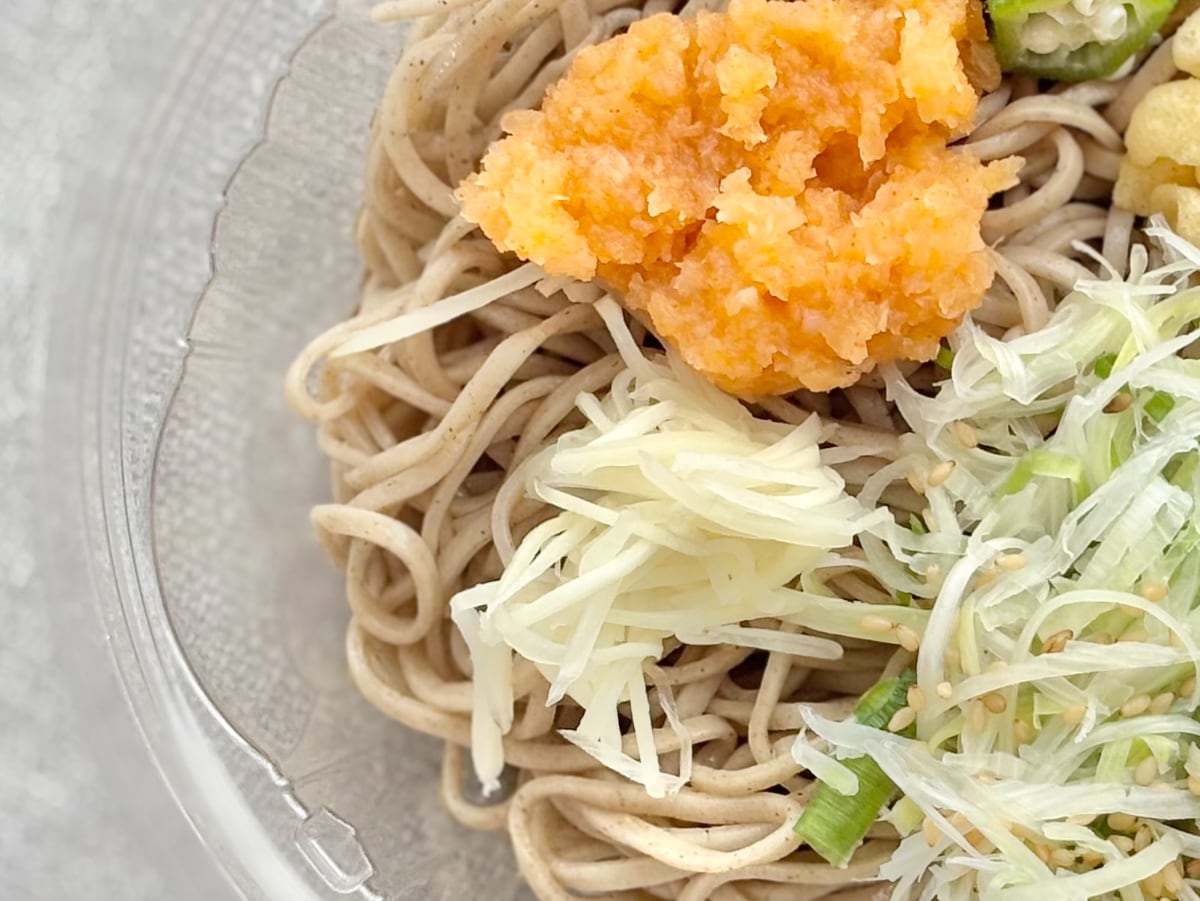 これぞ、日本の夏！？【ファミマ】の冷たいそばが薬味たっぷりでいい感じ