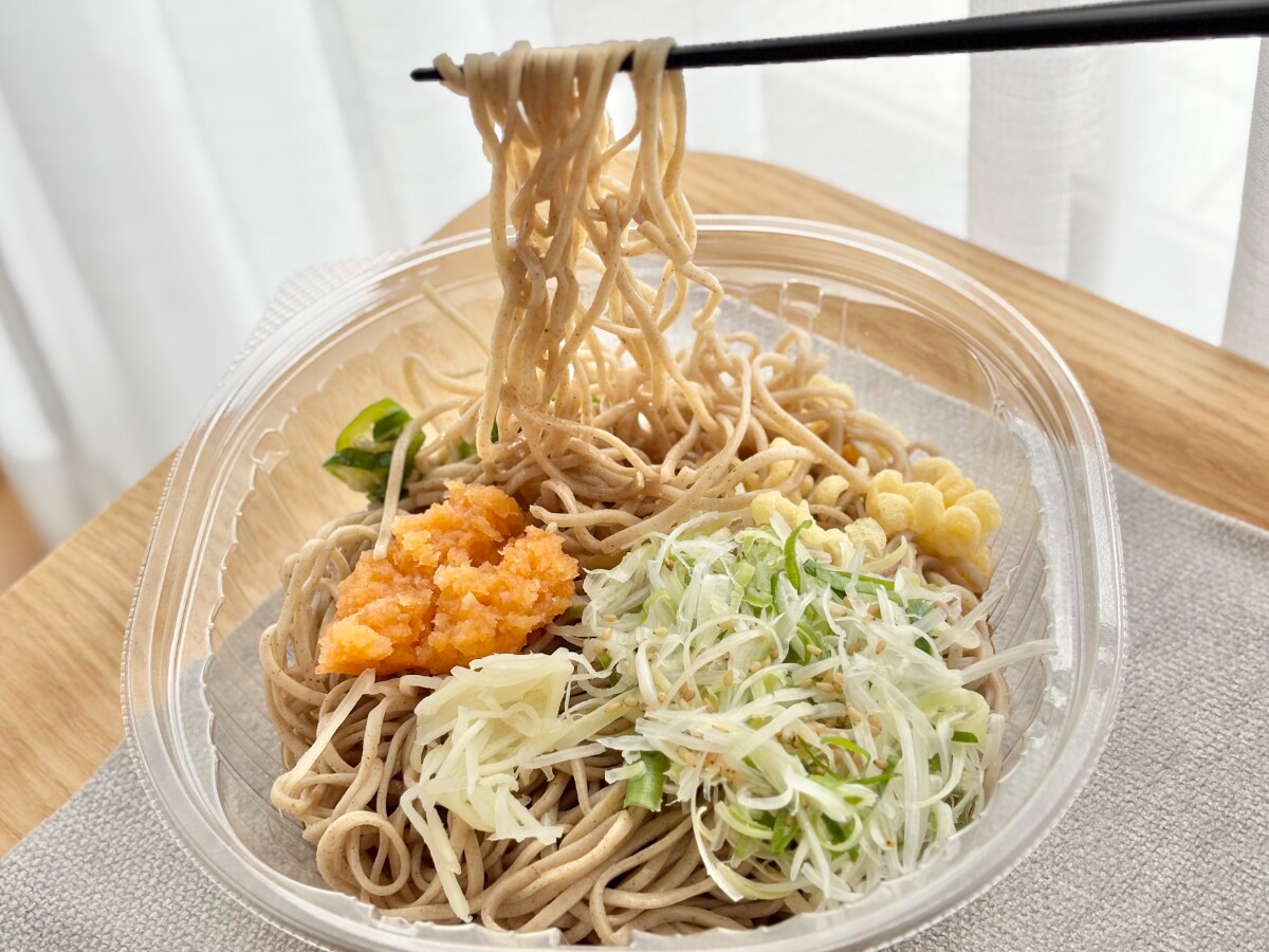 これぞ、日本の夏！？【ファミマ】の冷たいそばが薬味たっぷりでいい感じ