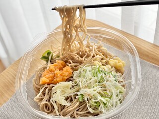 これぞ、日本の夏！？【ファミマ】の冷たいそばが薬味たっぷりでいい感じ