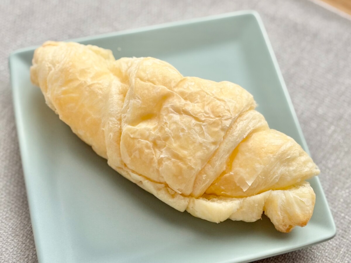 スイーツ級の甘さが贅沢♡【ファミマ】外も中も真っ白なパンの正体は？