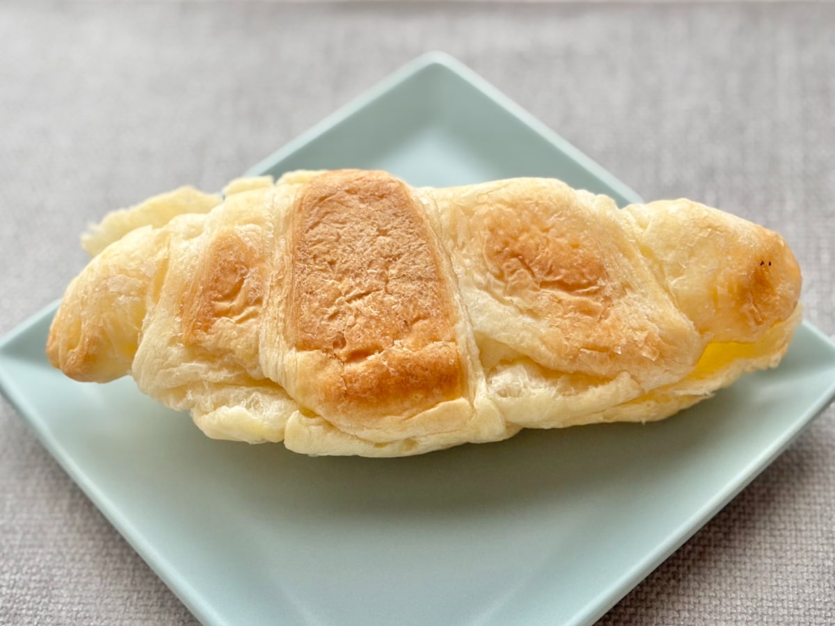 スイーツ級の甘さが贅沢♡【ファミマ】外も中も真っ白なパンの正体は？