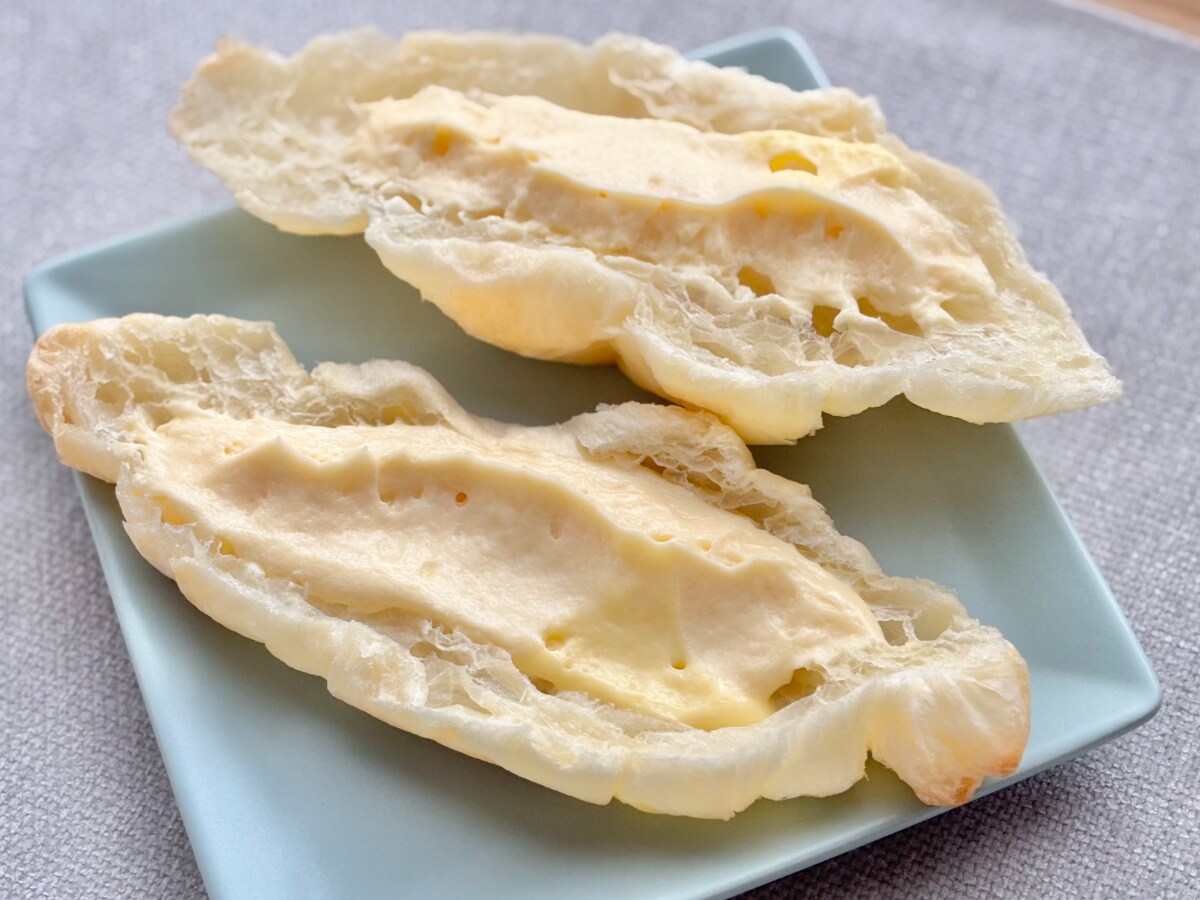 スイーツ級の甘さが贅沢♡【ファミマ】外も中も真っ白なパンの正体は？