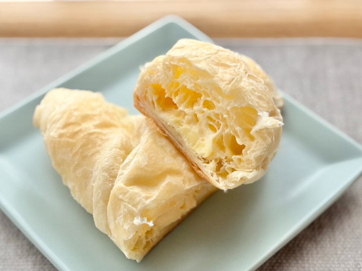 スイーツ級の甘さが贅沢♡【ファミマ】外も中も真っ白なパンの正体は？