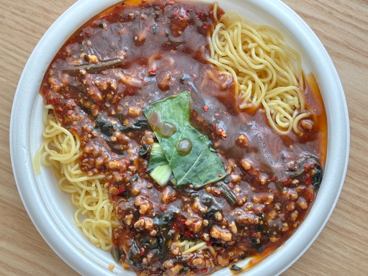 濃いめの辛旨味がクセになる！【ファミマ】夜食にしたくなる新作麺って？