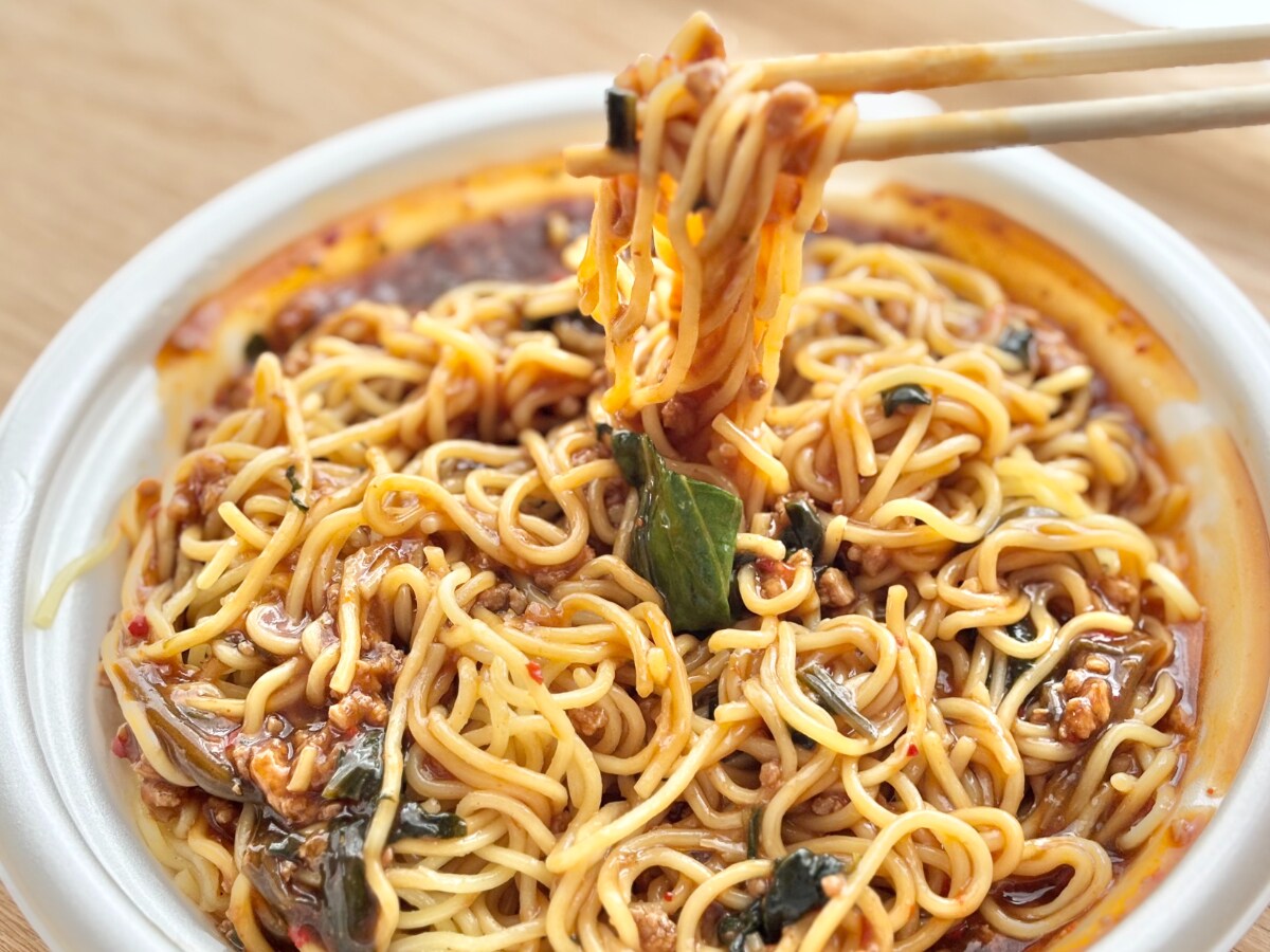 濃いめの辛旨味がクセになる！【ファミマ】夜食にしたくなる新作麺って？