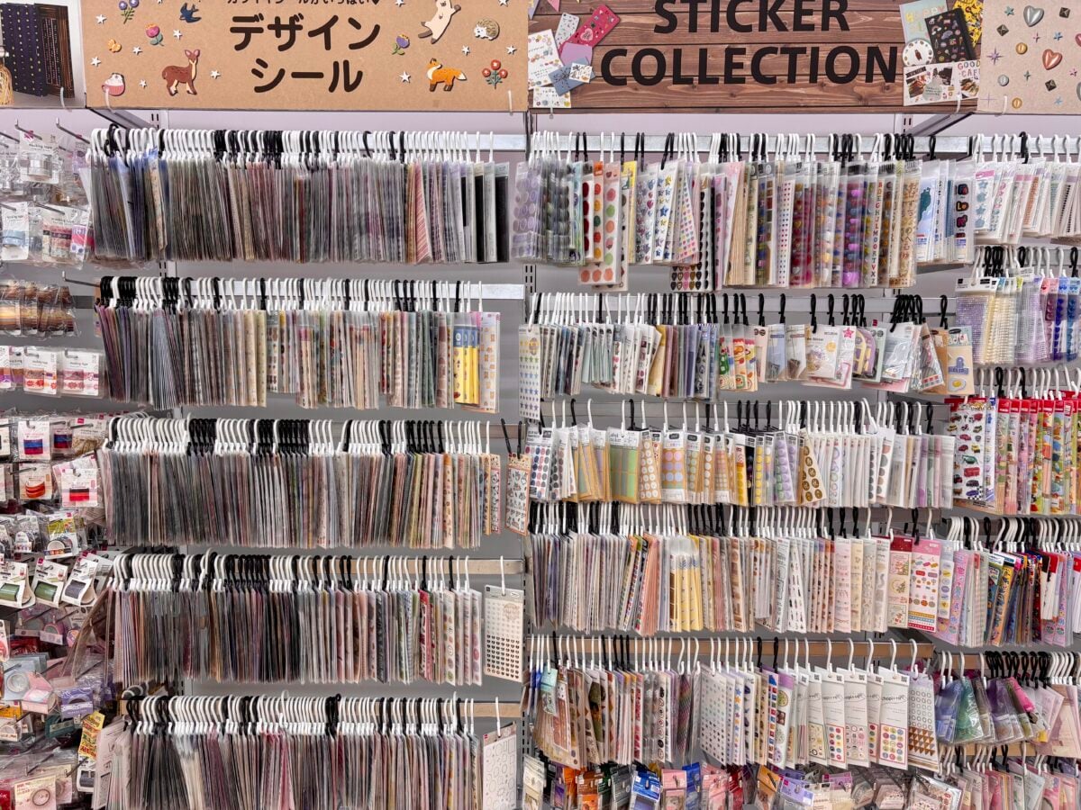 【ダイソー】はシールの宝庫！かわいい名前シールやおしゃれホログラムも♡
