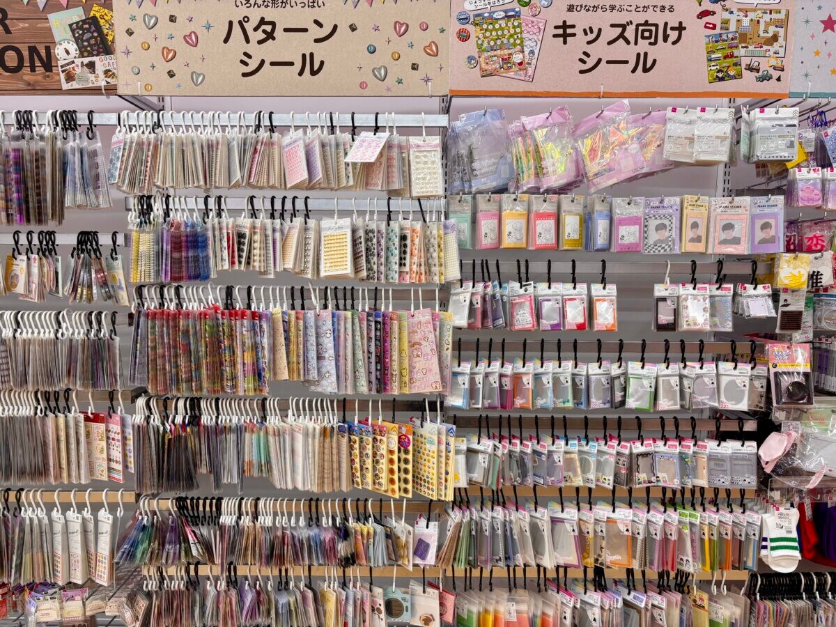 【ダイソー】はシールの宝庫！かわいい名前シールやおしゃれホログラムも♡