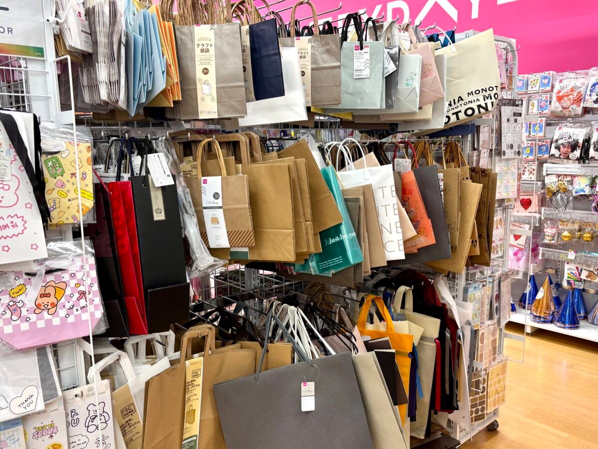 【ダイソー】おしゃれ紙袋7選!取っ手なしや小さめ・大きめなど種類豊富で迷っちゃう♡