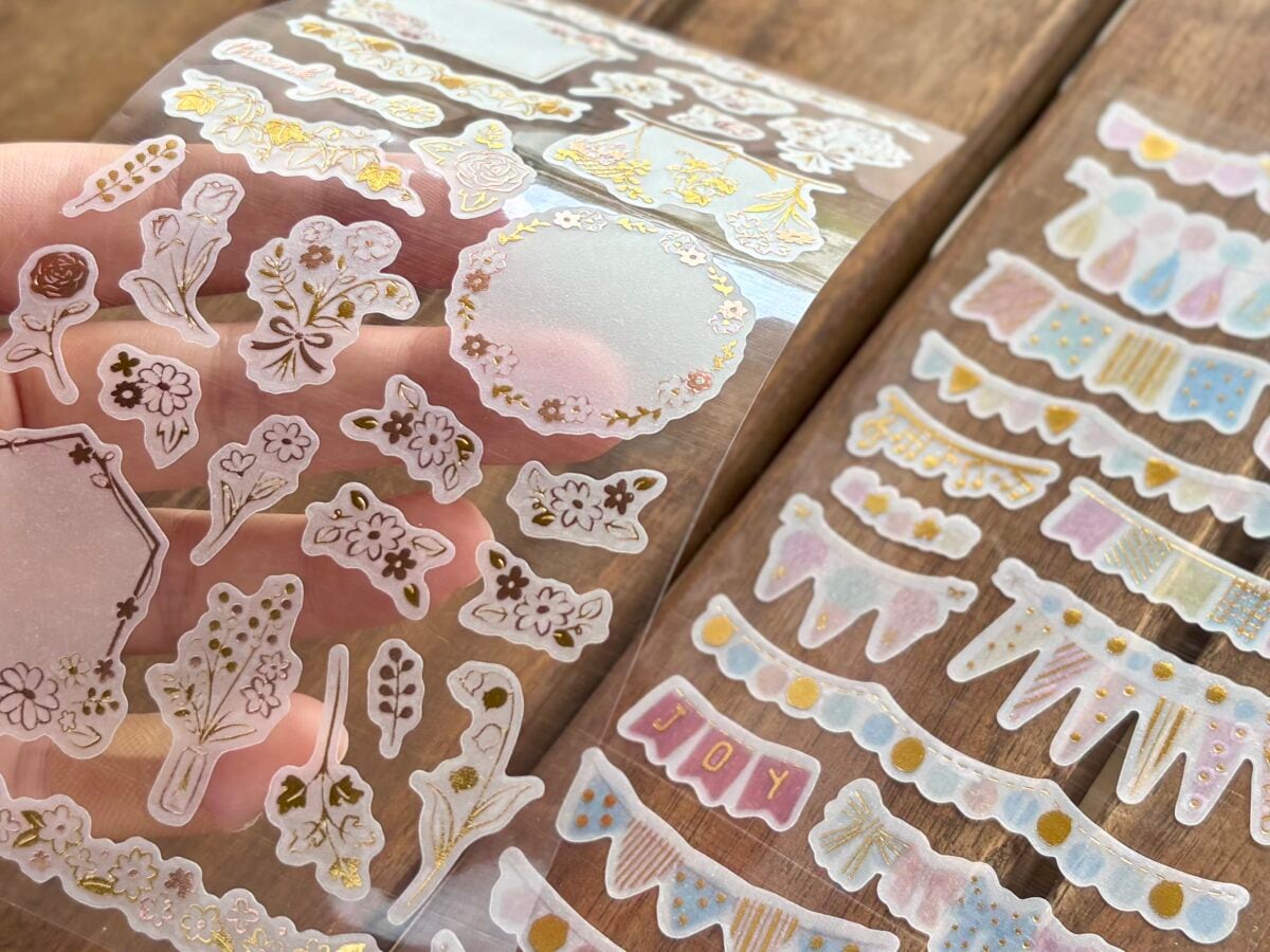 【ダイソー】はシールの宝庫！かわいい名前シールやおしゃれホログラムも♡