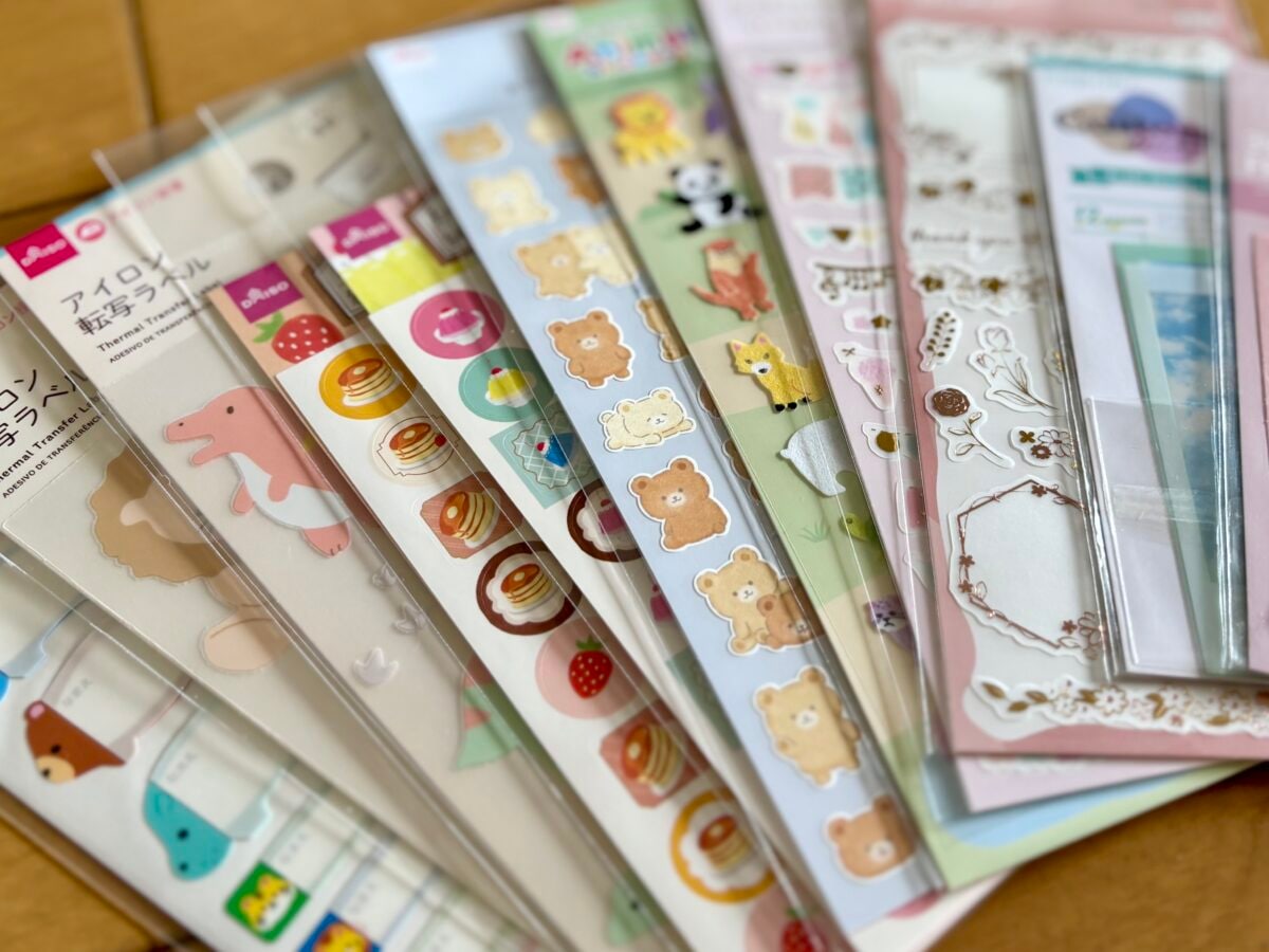 【ダイソー】はシールの宝庫!かわいい名前シールやおしゃれホログラムも♡
