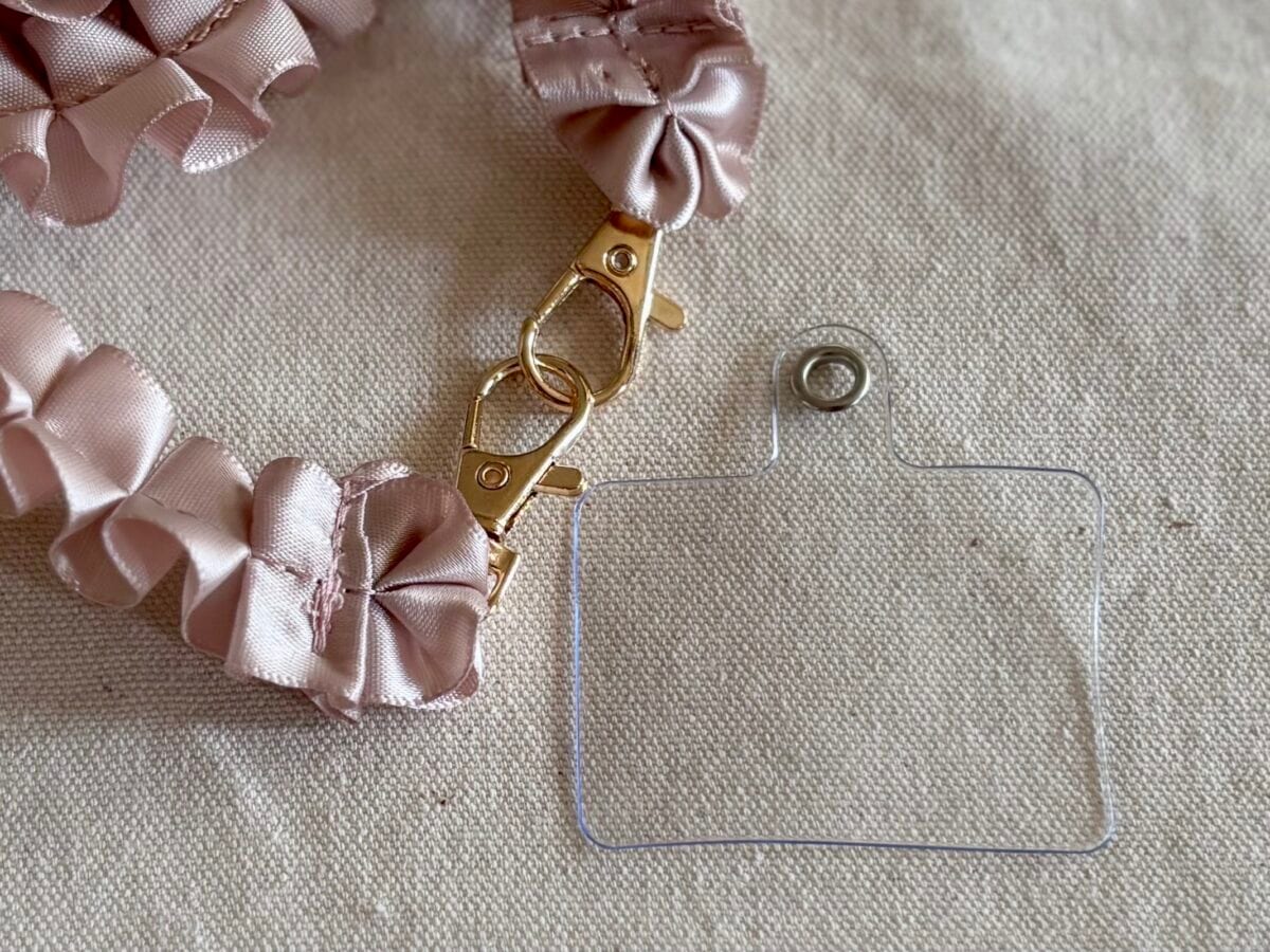 【ダイソー】スマホショルダーが可愛すぎ♡長さやシートの形状も徹底比較!