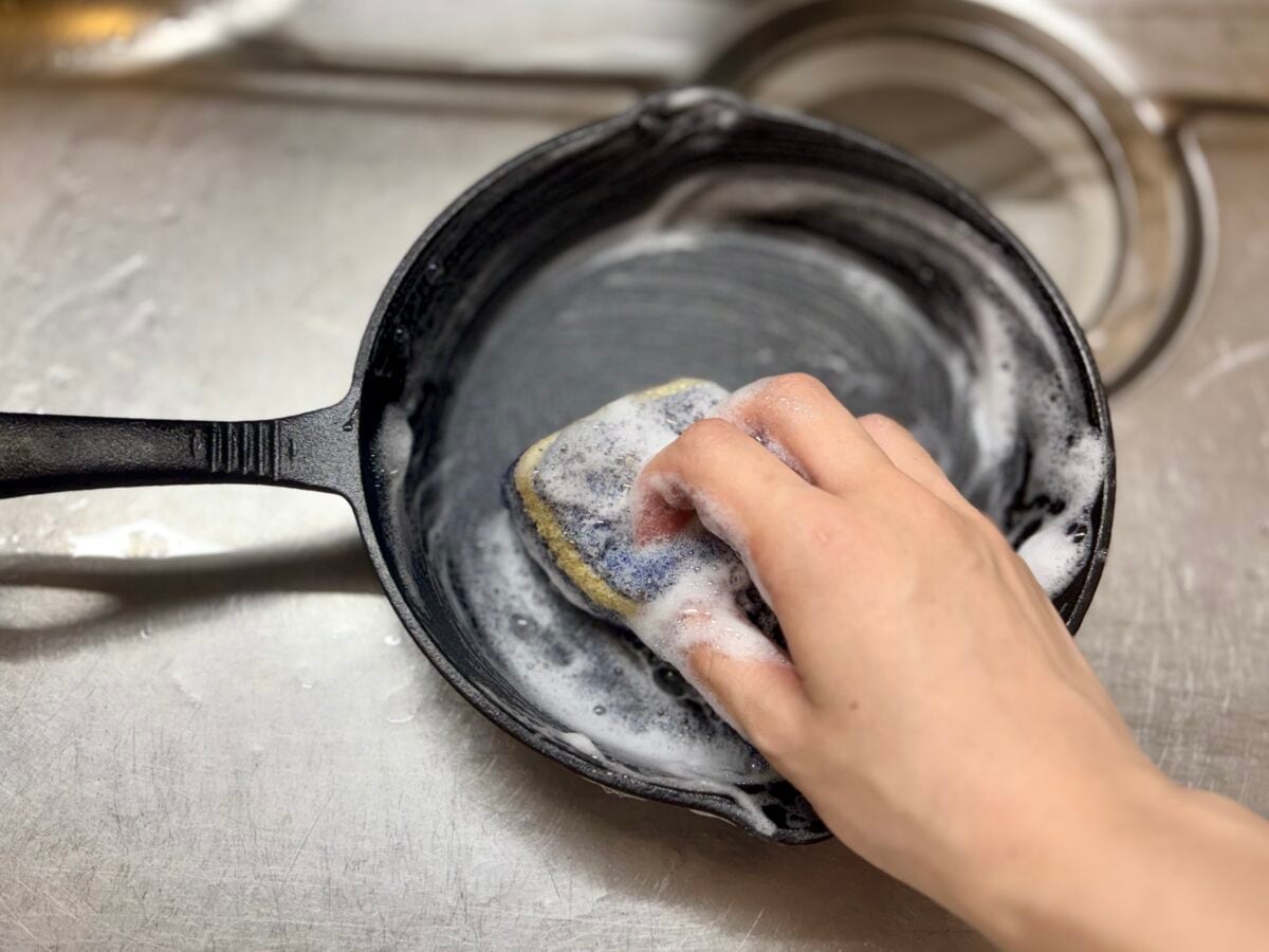 【ダイソー】スキレット徹底解説!IHでもOK?シーズニングって何?