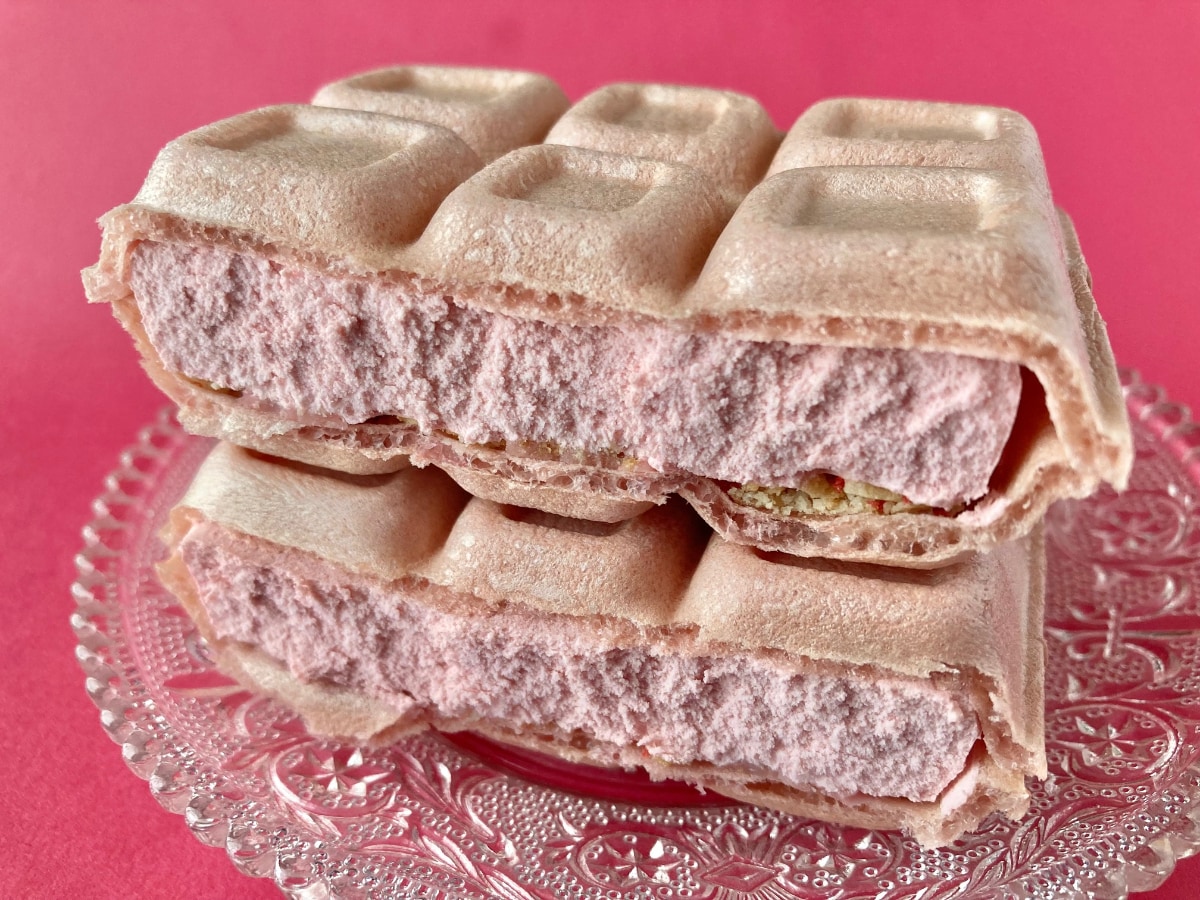 「この苺感、たまらん!」「ザックザクでウマー!」【セブン】苺だらけのモナカアイス