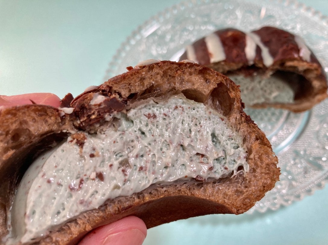 「これは好きなやつ!」「リピします!」【ファミマ】クリームのたっぷり感がたまらないチョコミントシュー