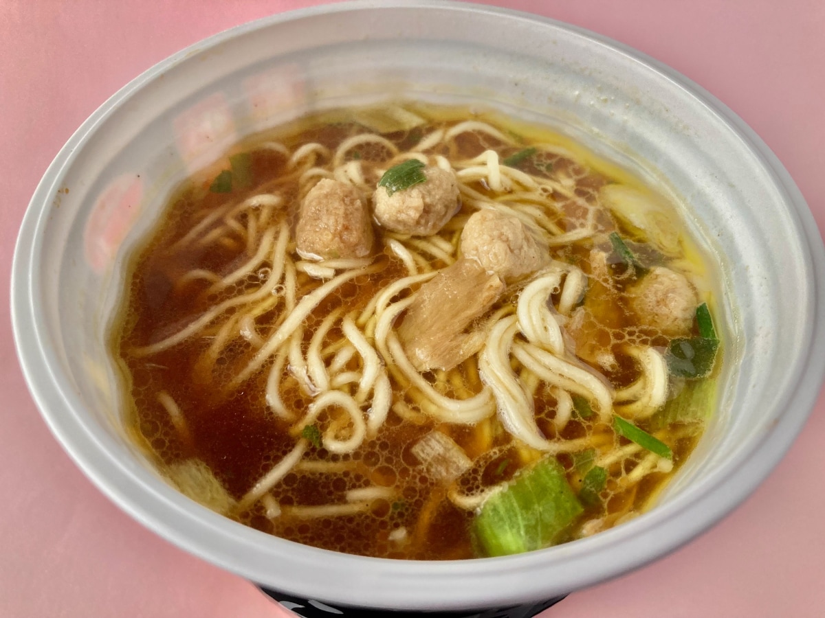 意外な味わいにビックリ!【セブン】東京三鷹の名店監修の醤油ラーメン