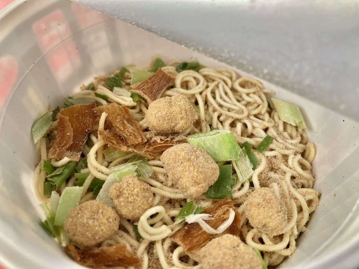 意外な味わいにビックリ！【セブン】東京三鷹の名店監修の醤油ラーメン
