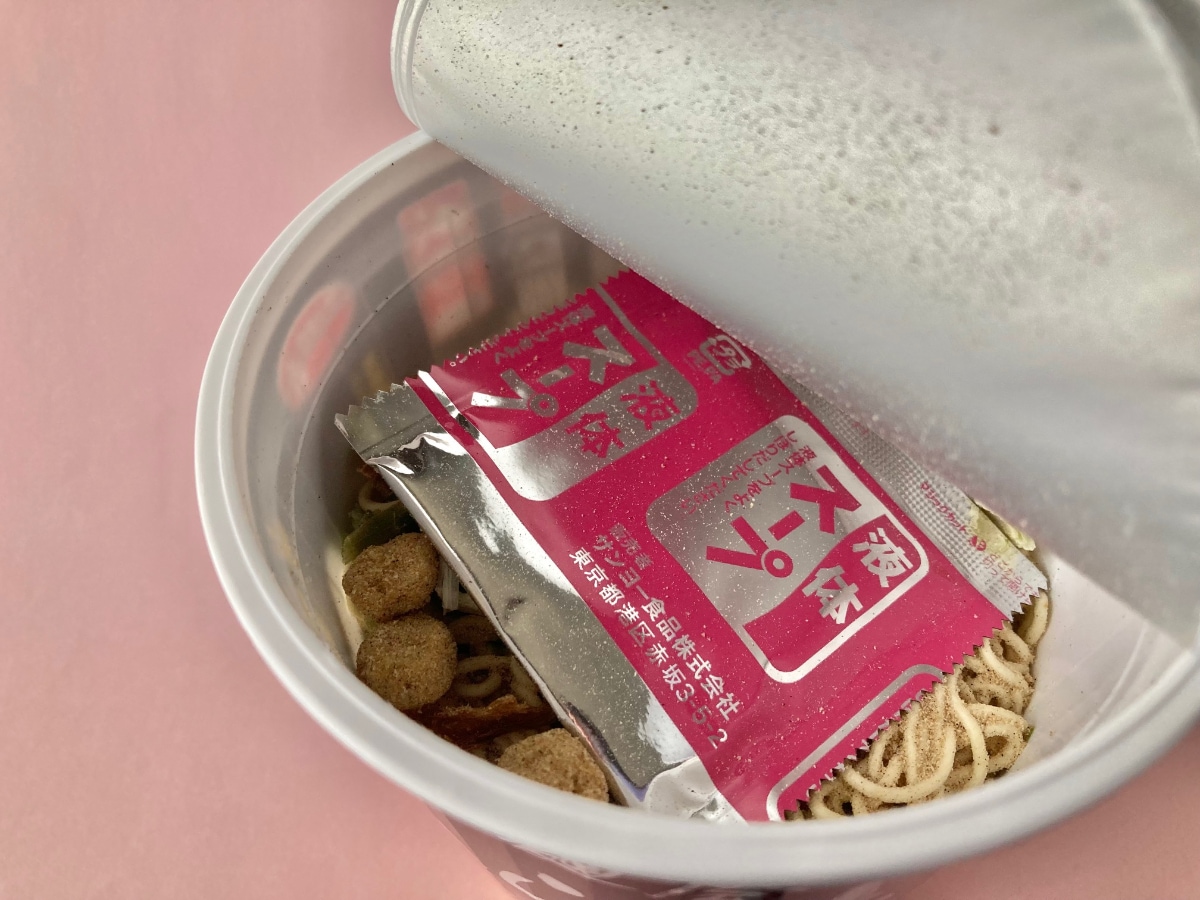 意外な味わいにビックリ！【セブン】東京三鷹の名店監修の醤油ラーメン