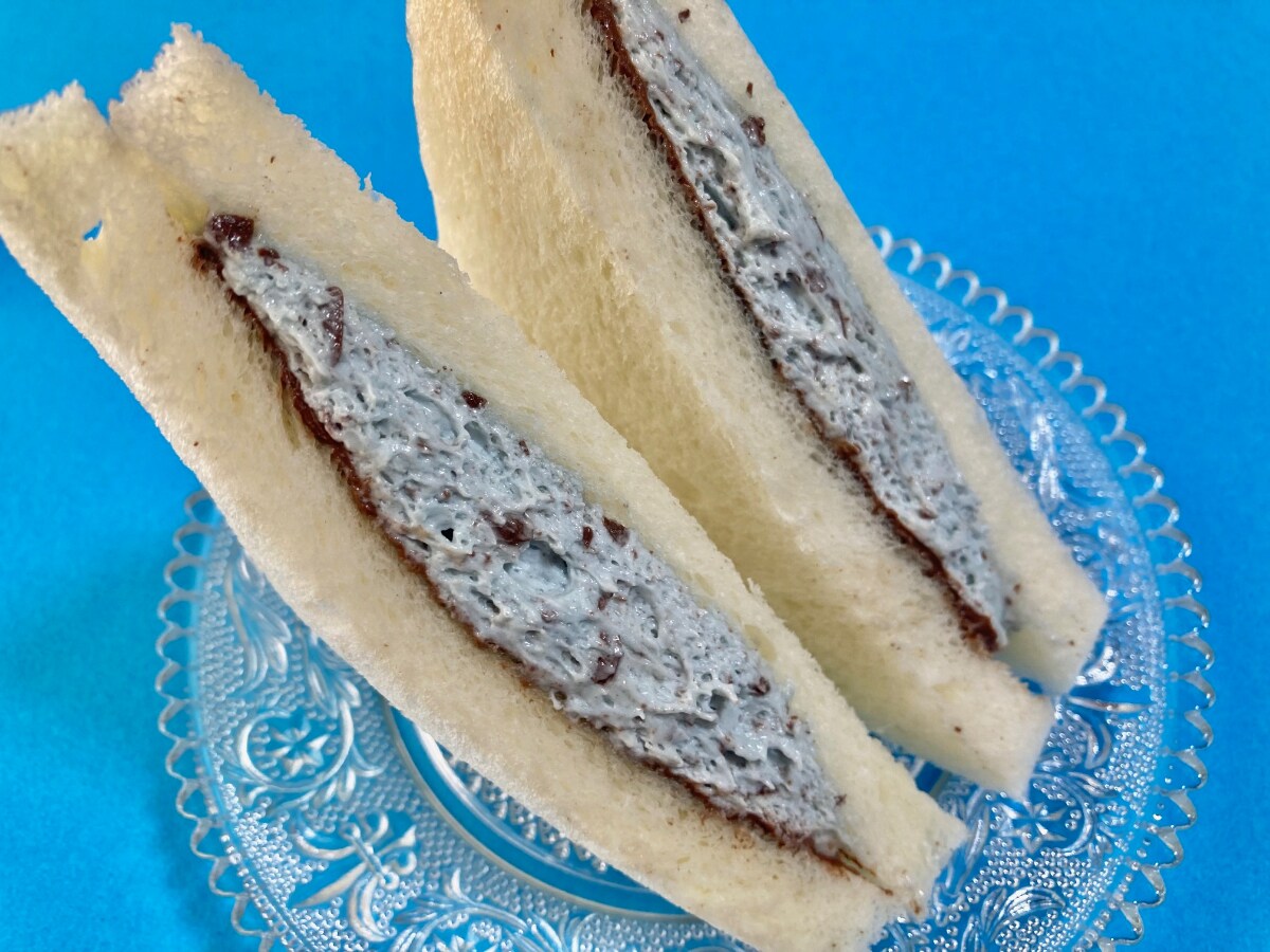 「想像よりもパンに合う！」「すごく美味しかった！」【ファミマ】チョコミントのサンドイッチ