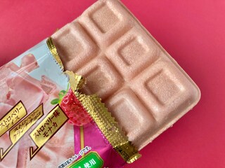 「この苺感、たまらん！」「ザックザクでウマー！」【セブン】苺だらけのモナカアイス