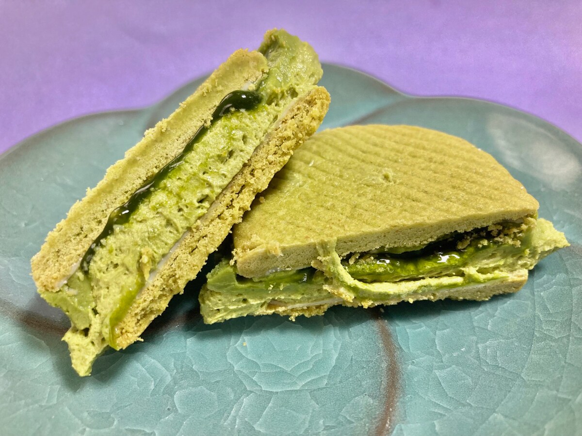 「抹茶感が美味しい！」「少し食べづらい？」【ファミマ】の濃厚ビスケットサンド