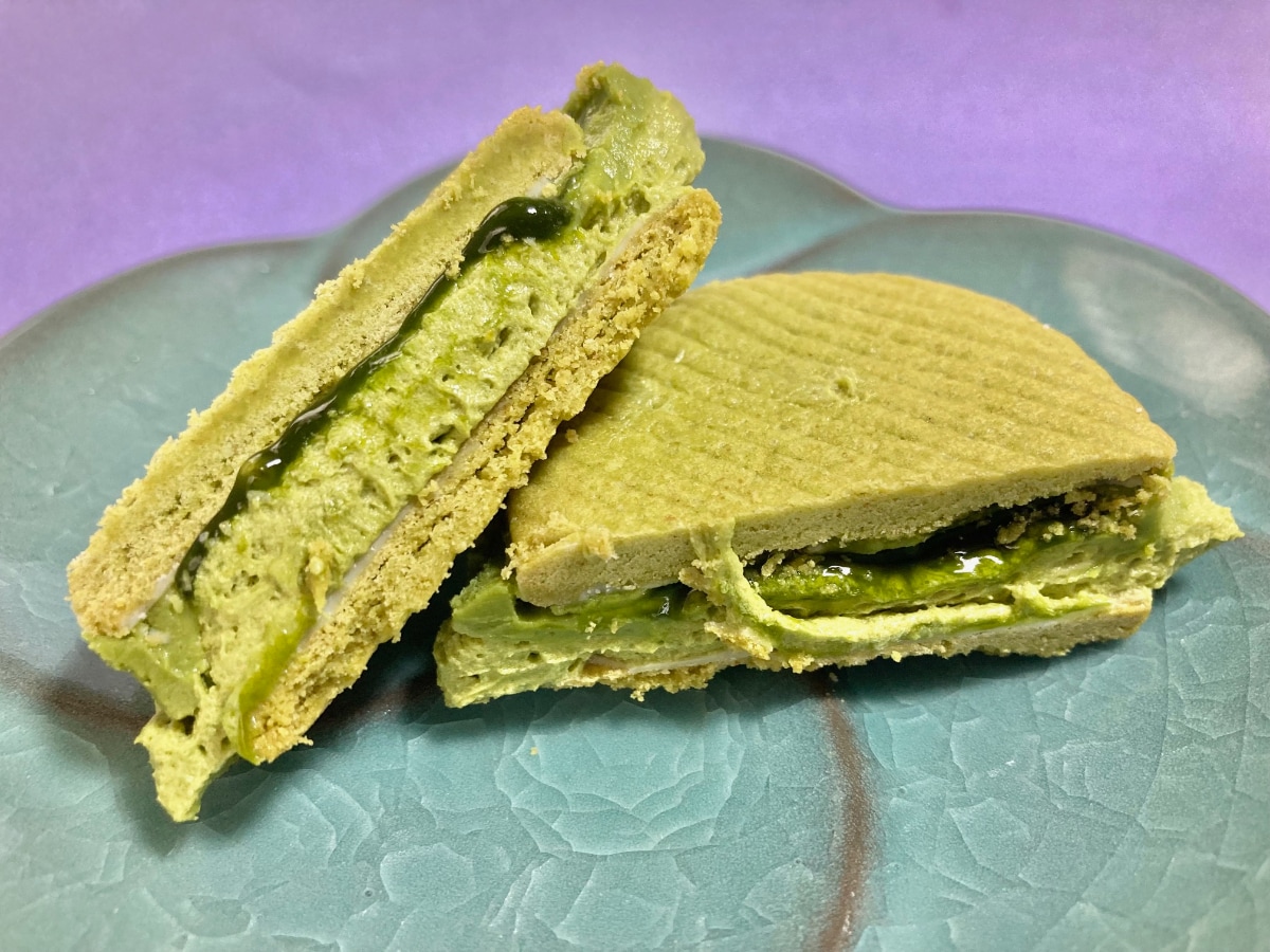 「抹茶感が美味しい!」「少し食べづらい?」【ファミマ】の濃厚ビスケットサンド