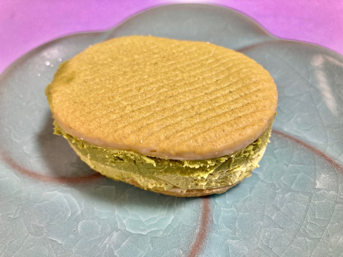 「抹茶感が美味しい！」「少し食べづらい？」【ファミマ】の濃厚ビスケットサンド
