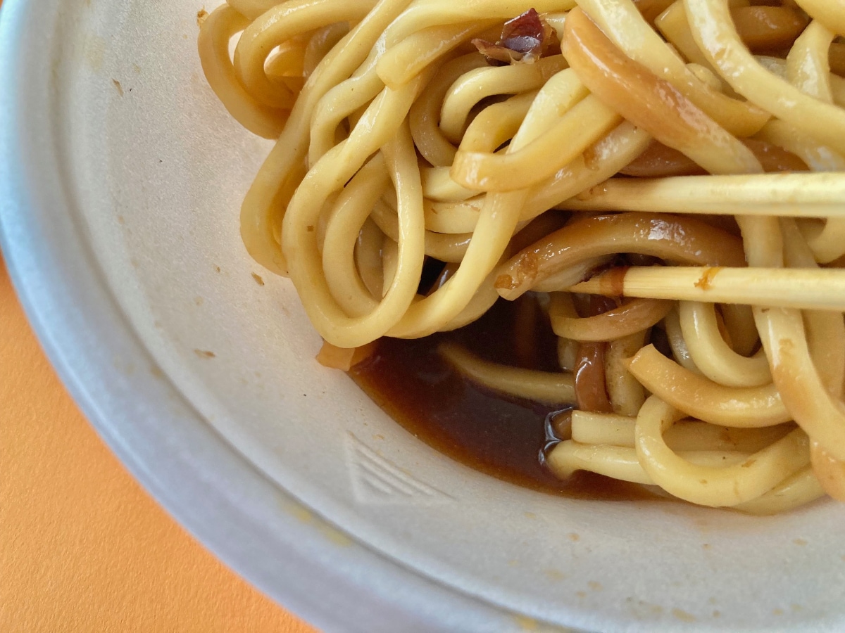 ボリューム感がヤバいぞ!ワサビが決め手!【ファミマ】がっつり系まぜ麺