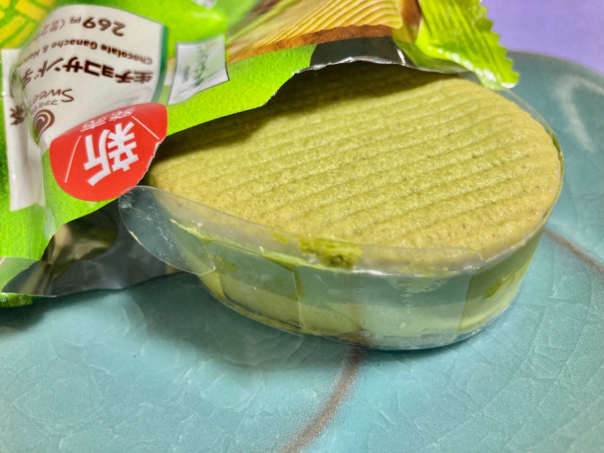 「抹茶感が美味しい！」「少し食べづらい？」【ファミマ】の濃厚ビスケットサンド