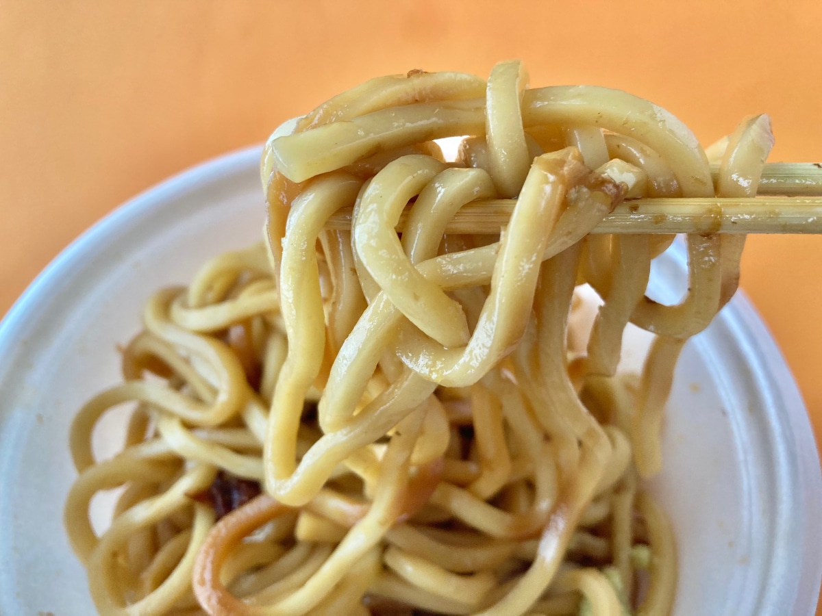 ボリューム感がヤバいぞ!ワサビが決め手!【ファミマ】がっつり系まぜ麺