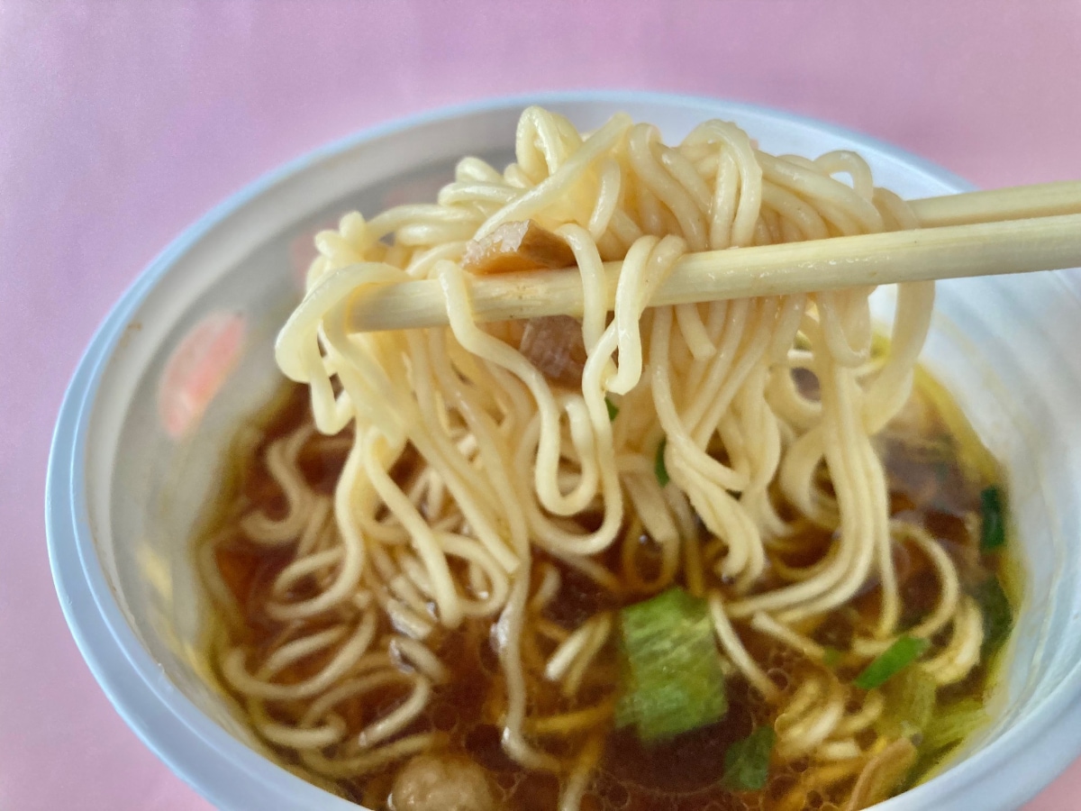 意外な味わいにビックリ！【セブン】東京三鷹の名店監修の醤油ラーメン