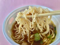 意外な味わいにビックリ！【セブン】東京三鷹の名店監修の醤油ラーメン