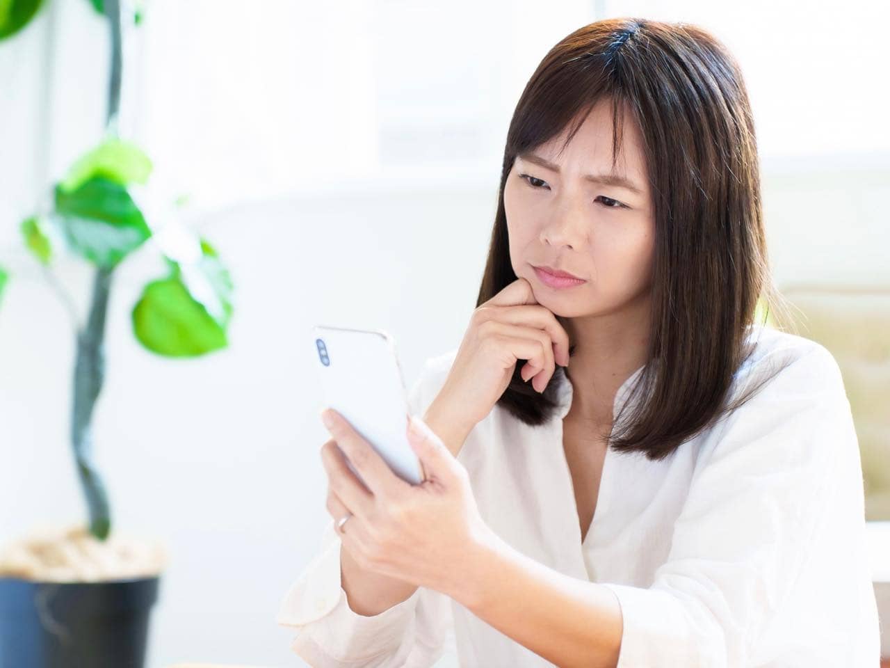 SNSで“自分だけ呼ばれてない”写真にモヤモヤ…。誘われなかった時の「心の整え方」