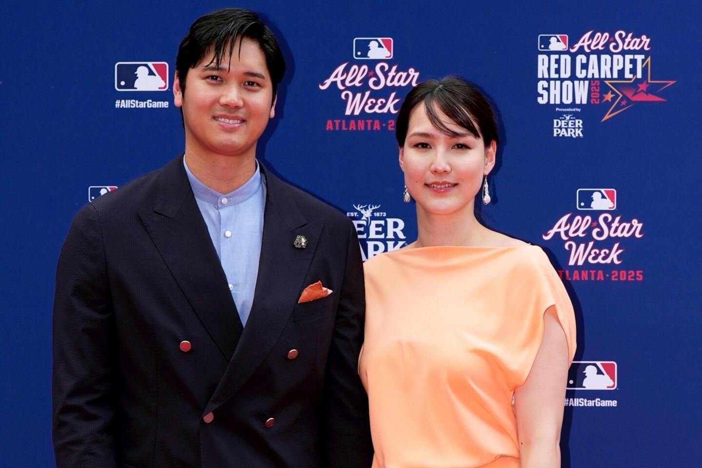 大谷翔平、真美子夫人が手をつないでレッドカーペットショーに登場! 長女出産後、初のツーショットに熱狂