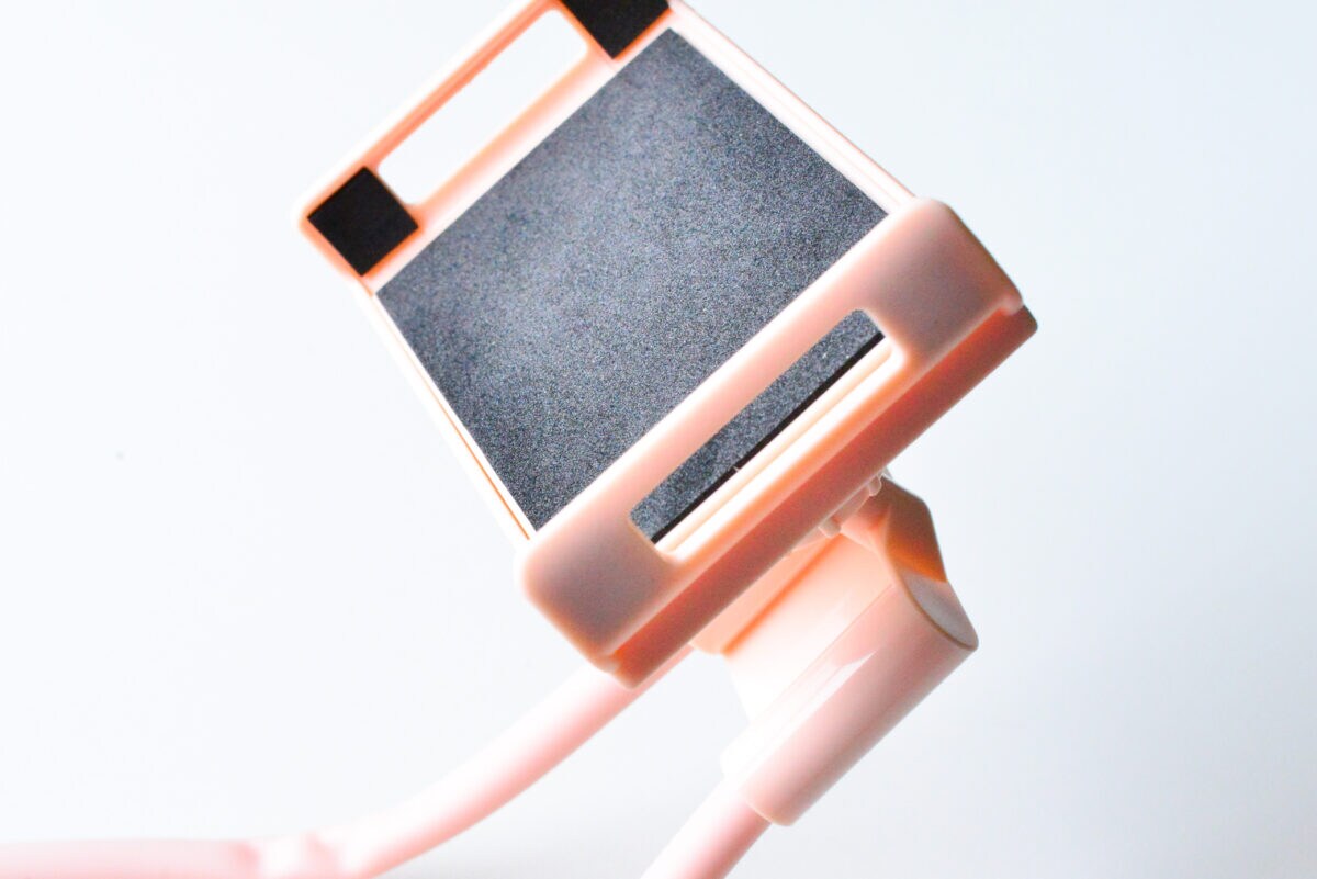 【ダイソー】スマホスタンドおすすめ6選！買って正解はコレ