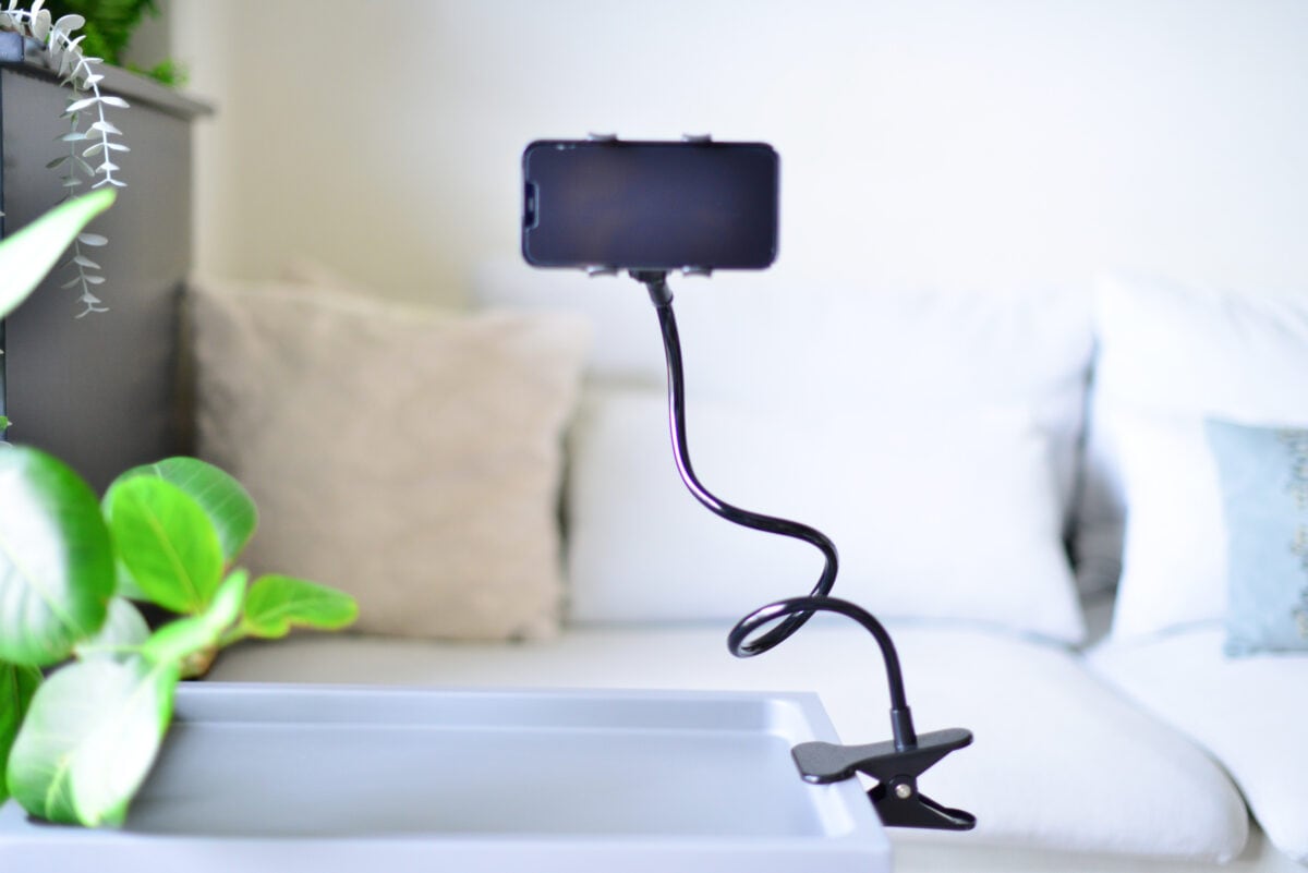 【ダイソー】スマホスタンドおすすめ6選!買って正解はコレ