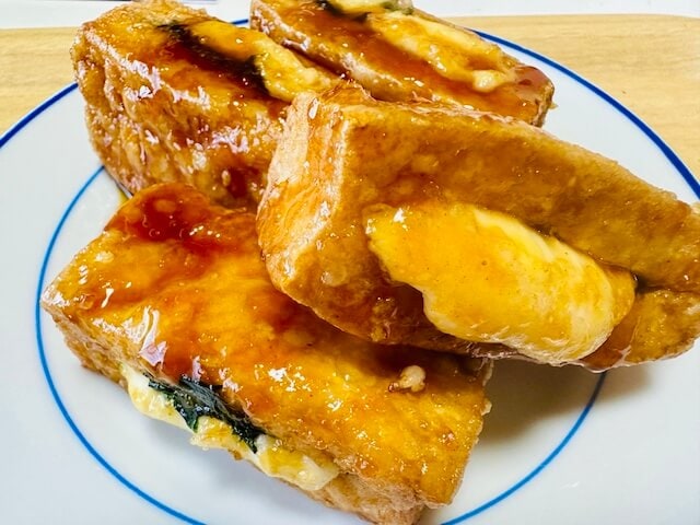 「絶対作って！」すき焼きのタレ＋しそとチーズ挟んだ【厚揚げ】、食べると震えるおいしさ！