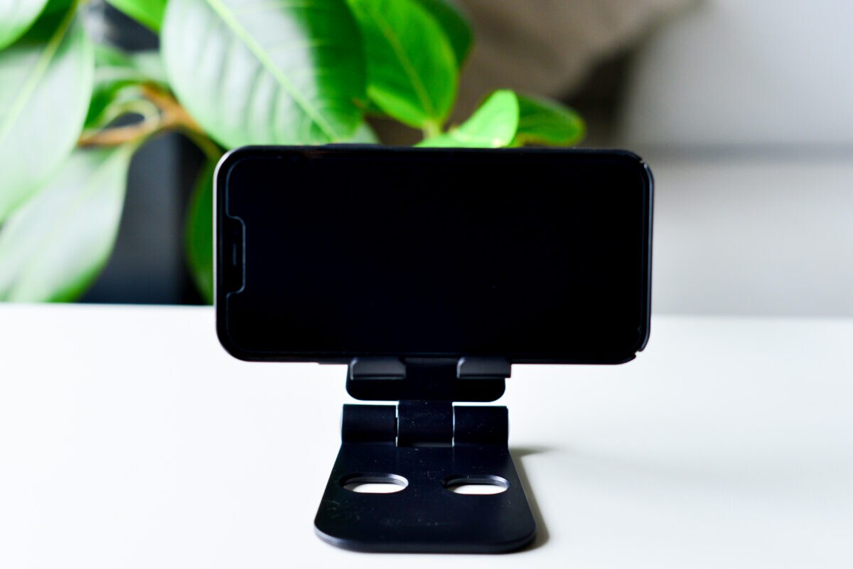 【ダイソー】スマホスタンドおすすめ6選！買って正解はコレ