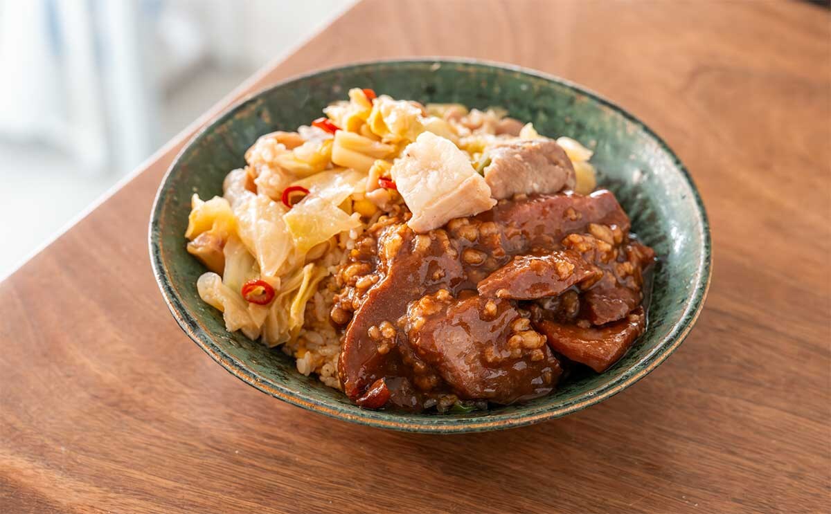 セブン新商品【アブラと肉っ！】はパンチのきいたガッツリ系！