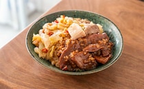 セブン新商品【アブラと肉っ！】はパンチのきいたガッツリ系！