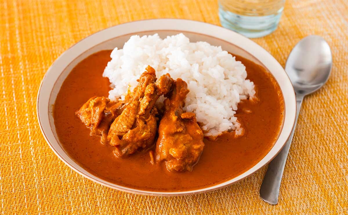 「冷蔵庫にストックしてる」【セブン】人気店監修の手羽元入りカレーが美味すぎる